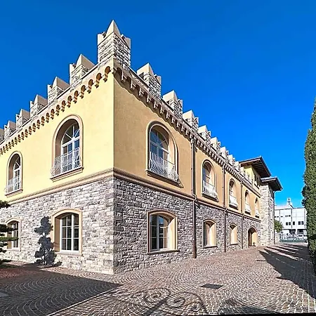 Castello Il Codirosso Hotel *