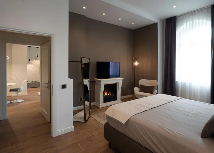 Castello Il Codirosso Hotel *
